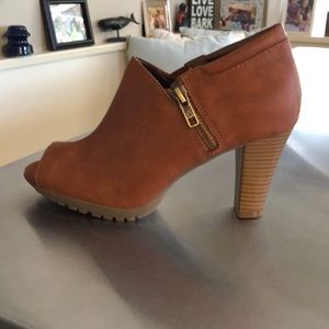 Brand new Aerosoles open toed bootie  memory foam